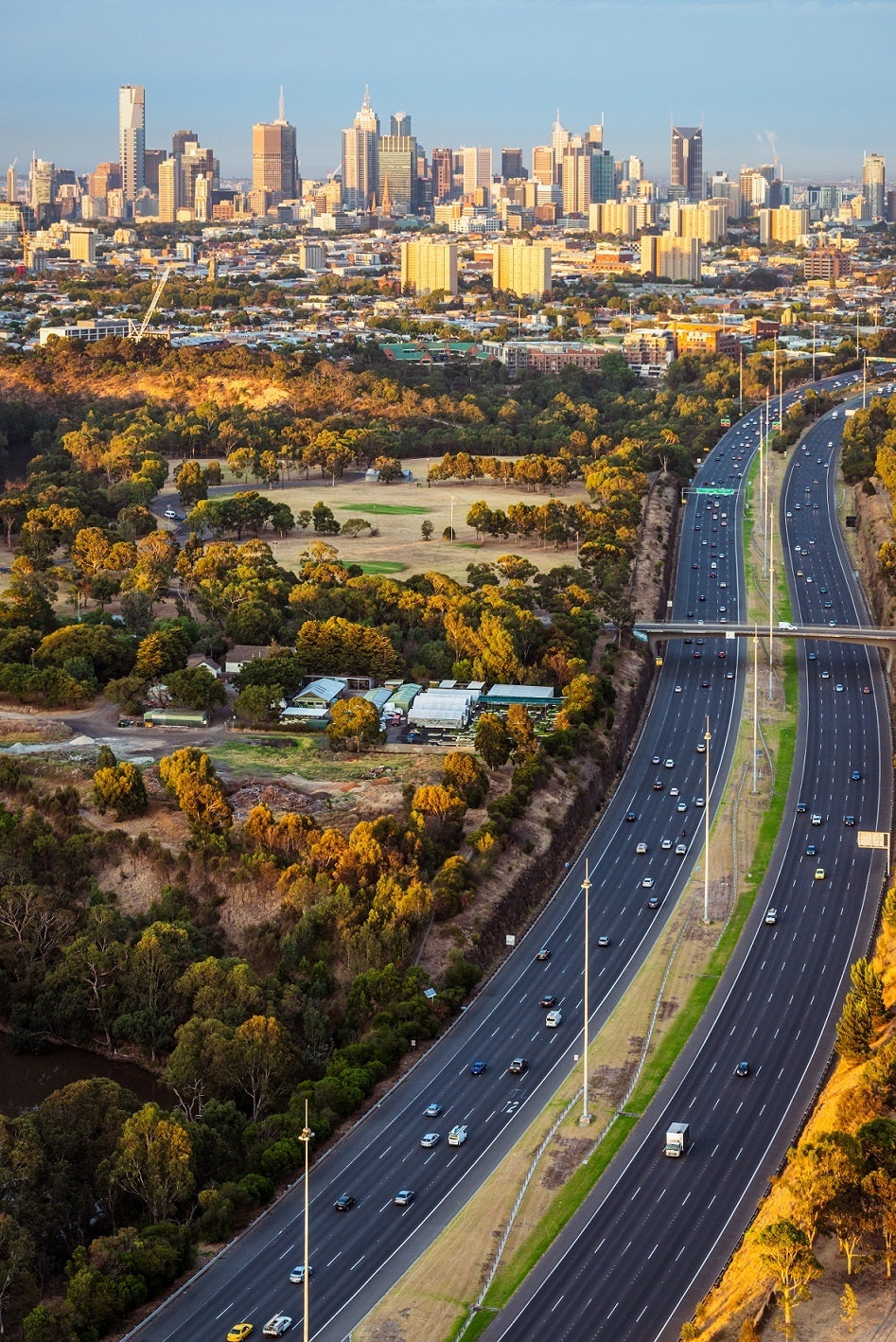 Melbourne skyline wiht freeway in foreground and gardens